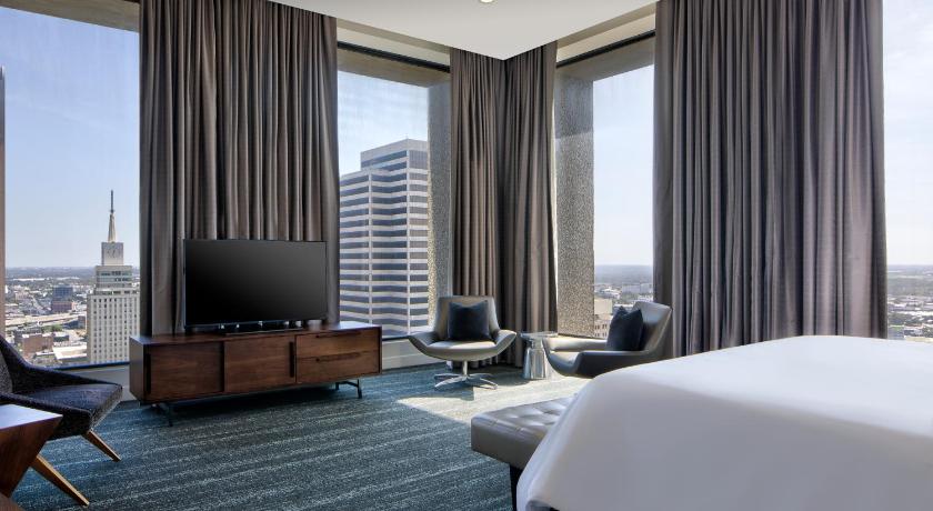 a hotel room with a large bed and a television, The Westin Dallas Downtown in Dallas (TX)