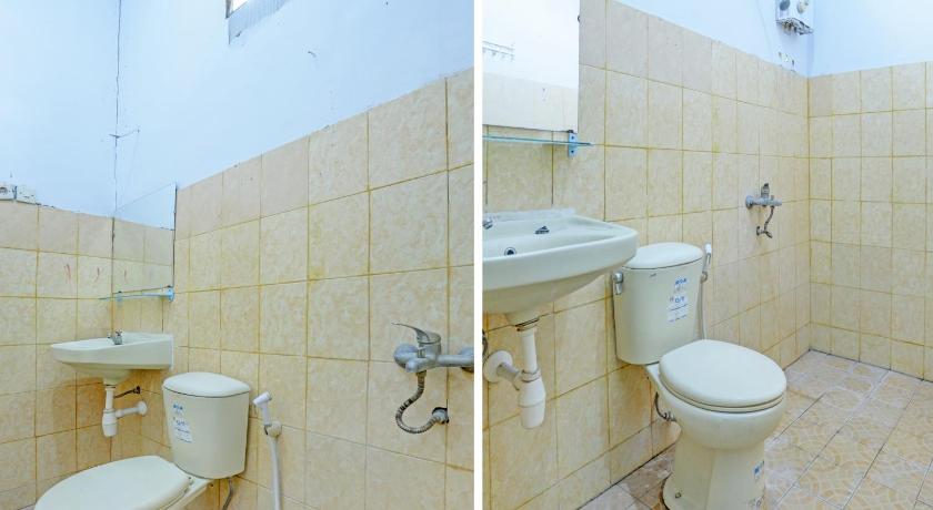 a bathroom with a toilet and a sink, OYO 1415 Gelora Guest House in Banyuwangi