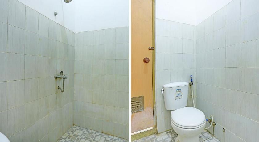 a bathroom with a toilet and a shower stall, Super OYO 1415 Gelora Guest House in Banyuwangi
