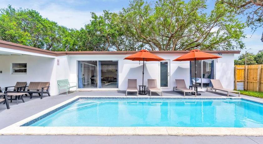 Modern Getaway 4BRs House with Pool and Game Room — Hotel in Fort Lauderdale (FL)