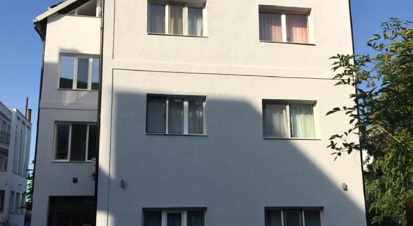 4 Seasons Apartments