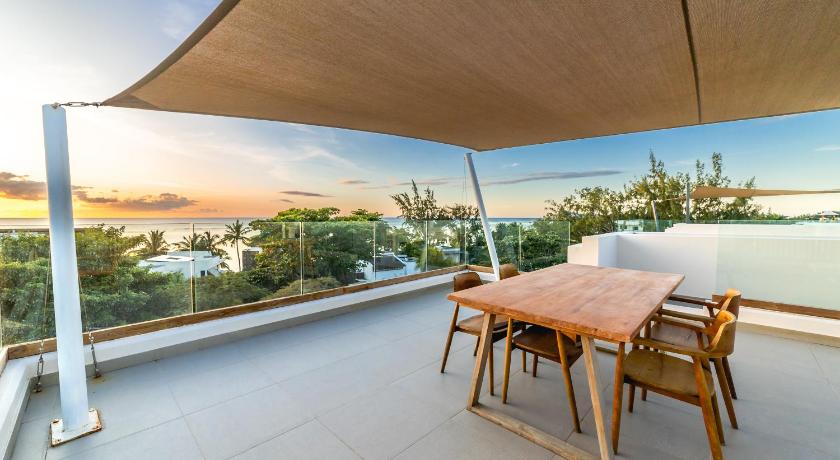 Penthouse 13 - One Bay Residence with private rooftop terrace and dip in pool photo