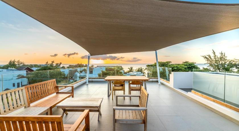 Penthouse 13 - One Bay Residence with private rooftop terrace and dip in pool photo