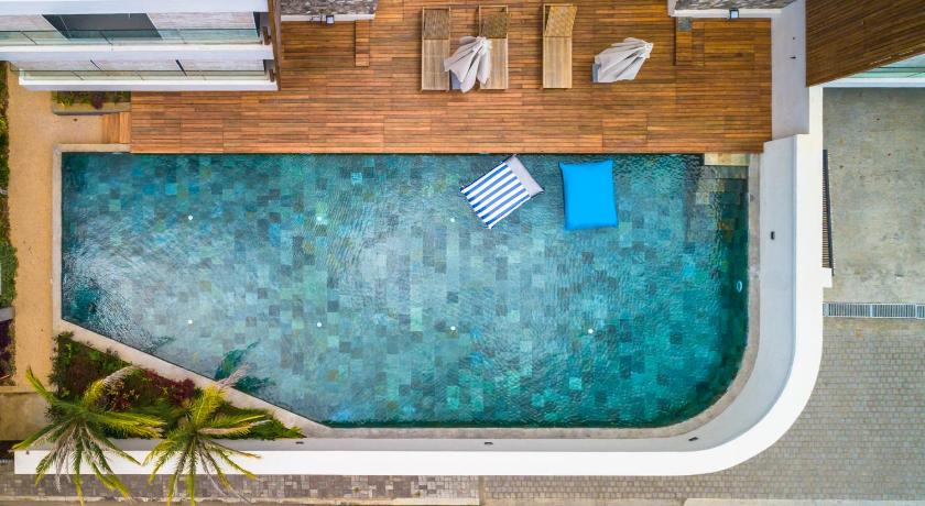 Penthouse 13 - One Bay Residence with private rooftop terrace and dip in pool photo