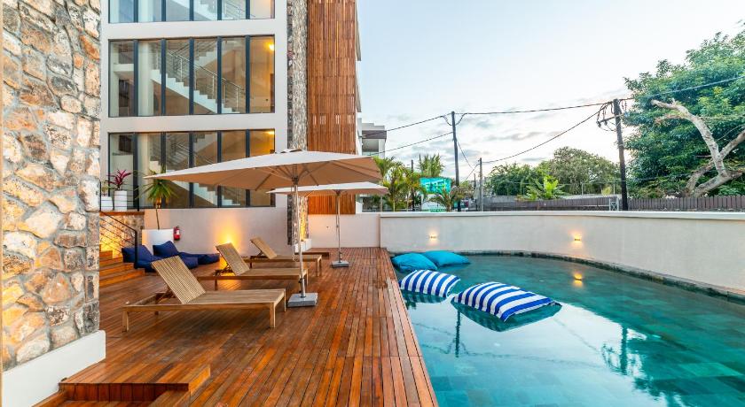 Penthouse 13 - One Bay Residence with private rooftop terrace and dip in pool photo