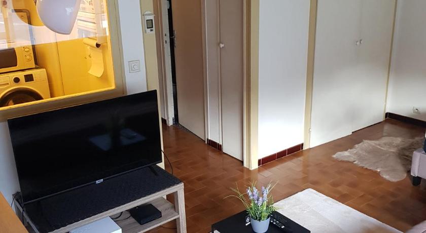 Photo de grand studio dans une residence prive avec une cuisine et salle de bain separe un parking gratuit et - Réservation à prix Agoda