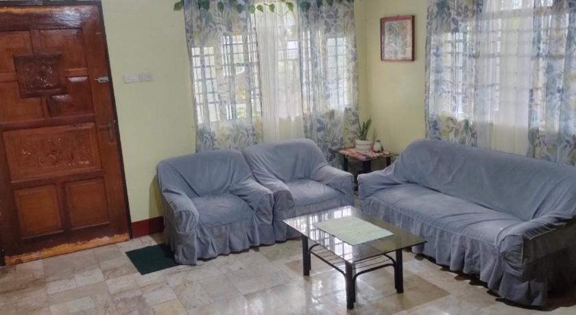 Camille's Cheapstay near Hundred Islands living room TV with Netflix included photo