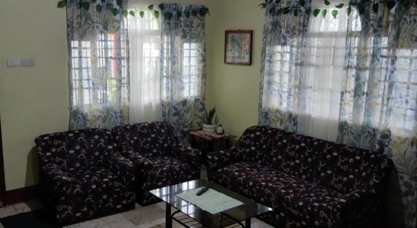 Camille's Cheapstay near Hundred Islands living room TV with Netflix included photo