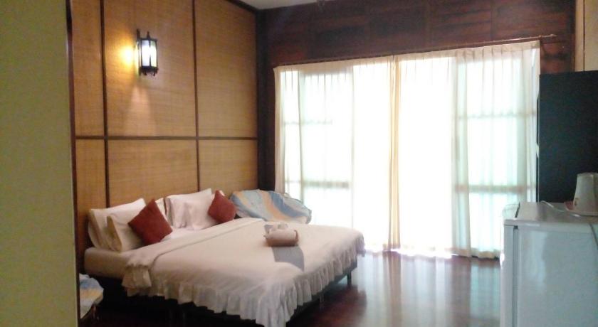 a bedroom with a white bed and white walls, BaanSuanLeelawadee Resort Amphawa in Amphawa (Samut Songkhram)