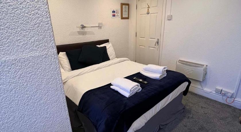 Image of Family room with 1 double and 1 single bed 1