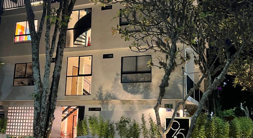 カリ HOTEL 9.5 SAN FERNANDO 4つ星 ホテル 外観