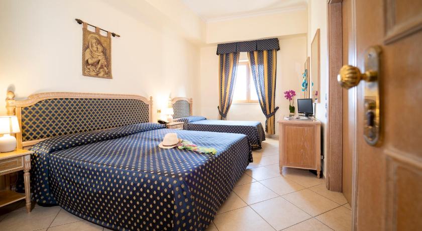 Фото: Трехместный номер Стандарт (Standard Triple Room) 1