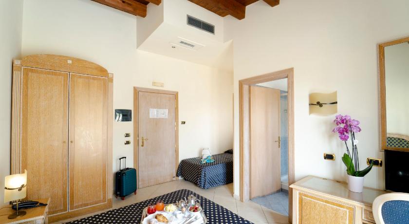 Фото: Трехместный номер с террасой (Triple Room with Terrace) 1