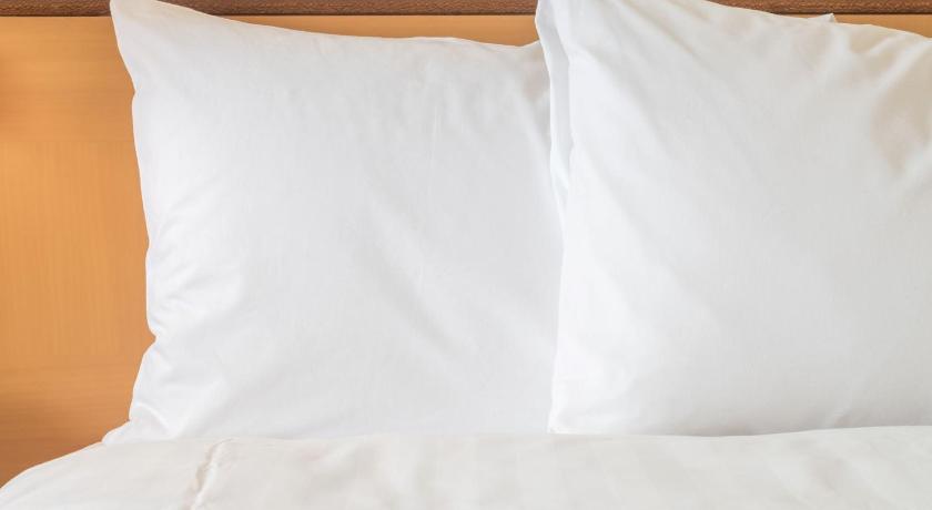 a neatly made bed with white sheets and pillows, Holiday Inn Express DeFuniak Springs in Defuniak Springs (FL)