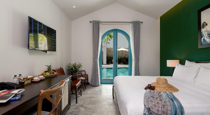 Image of Pool Access King Room 3