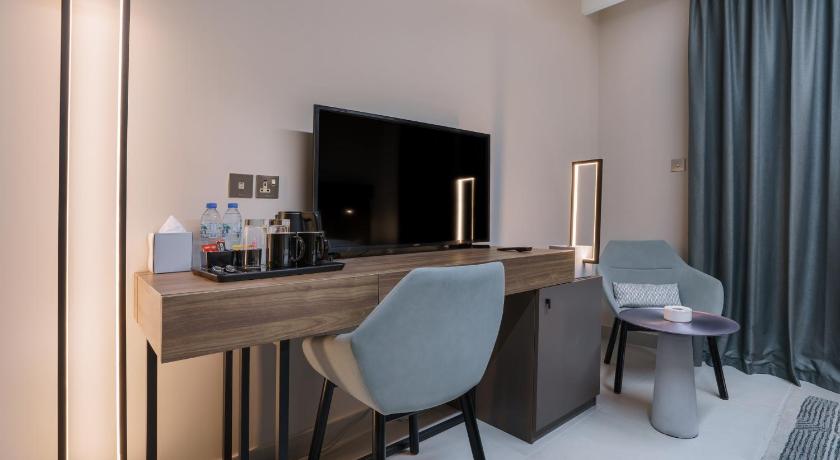 Image of Executive Suite with Balcony Lagoon & Pool ViewView 14