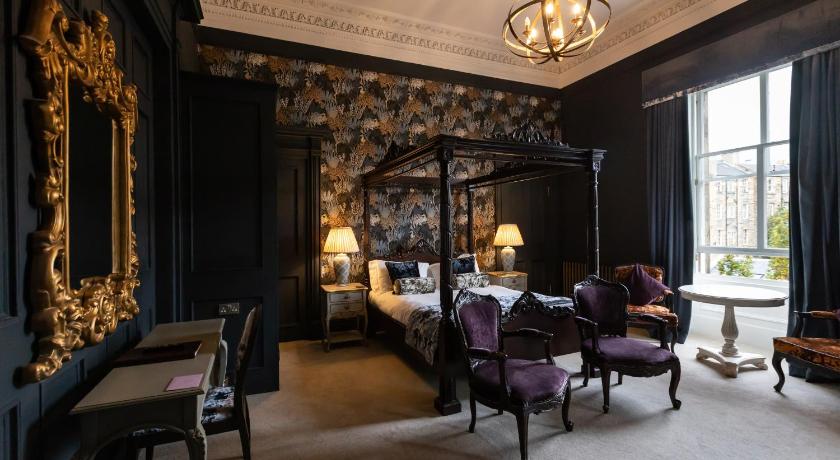 Image of Suite with Four Poster Bed 1