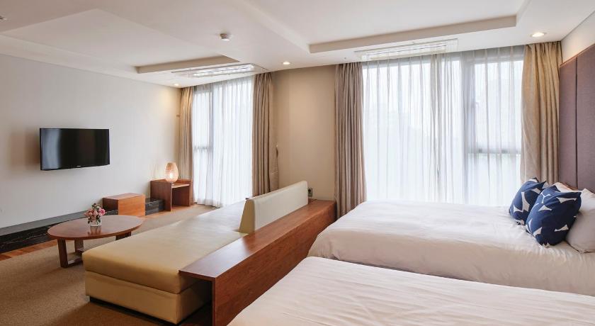 Image of Deluxe Suite Family 1