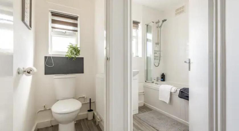 Luxury 3-Bed Apartment Near To London With Parking photo