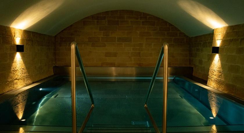Moderne Altbauwohnung mit Pool und Sauna zentral in Bern photo