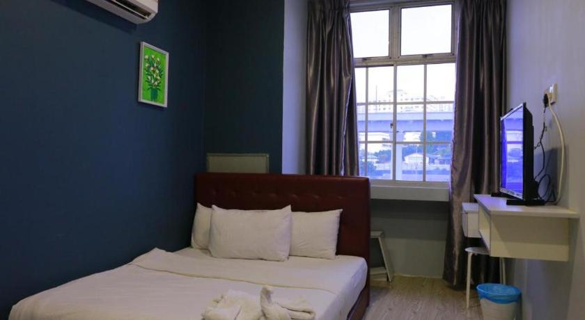 a bedroom with a bed and a window, B' Hotel Kajang in Kuala Lumpur