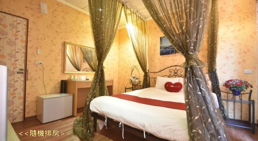 a bedroom with a large bed and a large window, Sun Moon Love Hotel in Nantou