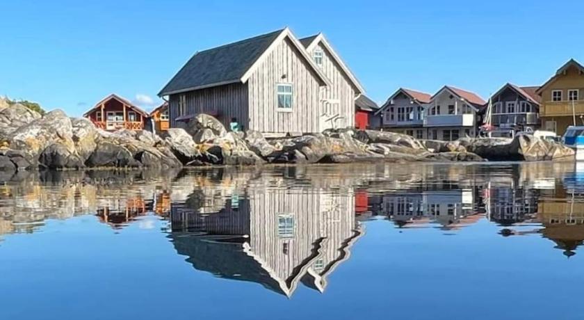 Exceptional Cottage 2 meters from the sea, possible to rent boat, Bekkjarvik, 60 km from Bergen