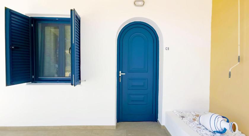 Captain's Beach Apartments photo