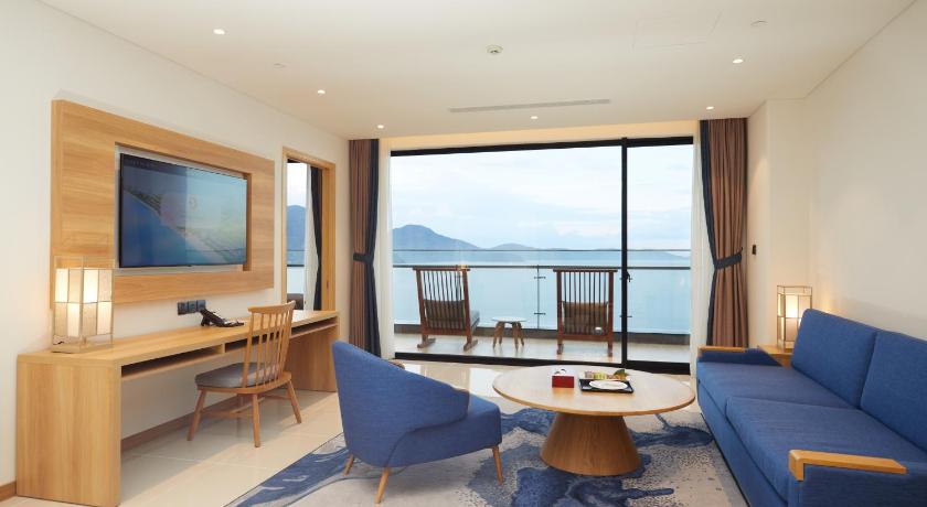 Image of Senior Suite Panoramic Ocean View 4
