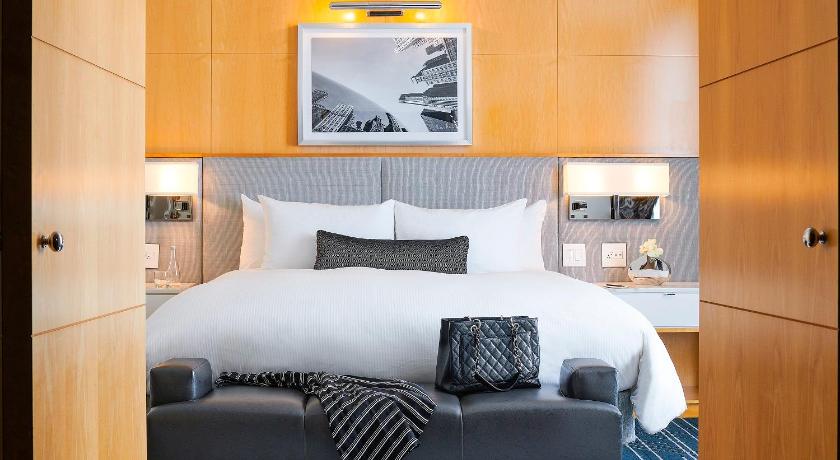 صورة King Corner Suite with Sofabed  and Living Room 4