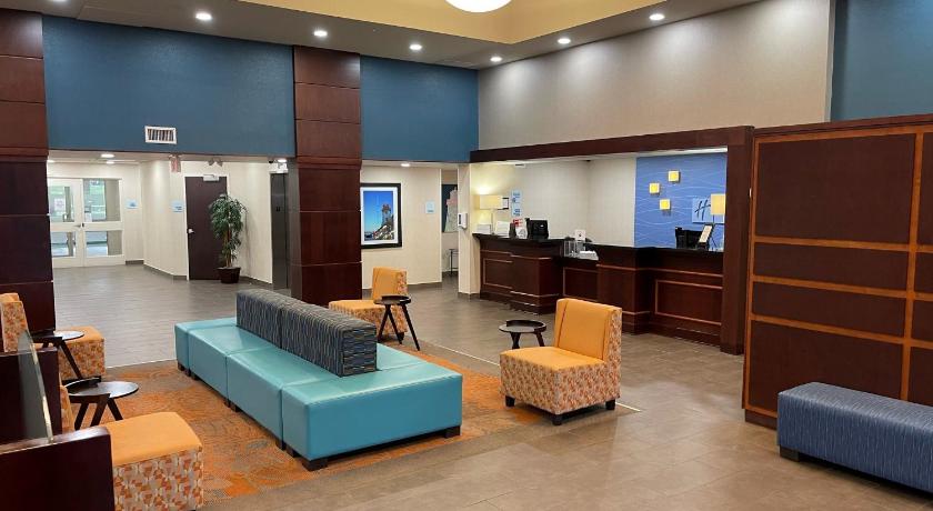 Comfort Inn & Suites photo