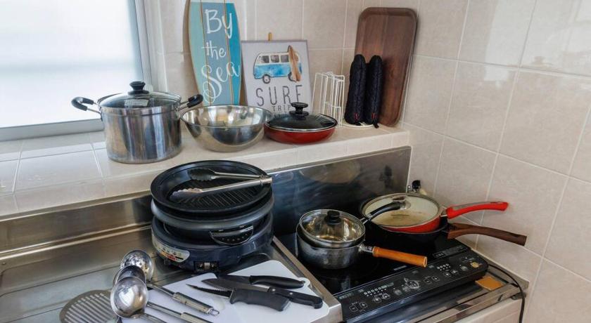 沖縄本島 ビーチまで5分 1棟貸切ホテルKanasa 最大10名まで宿泊可能 かなさ 3つ星 シングルルーム ロビー