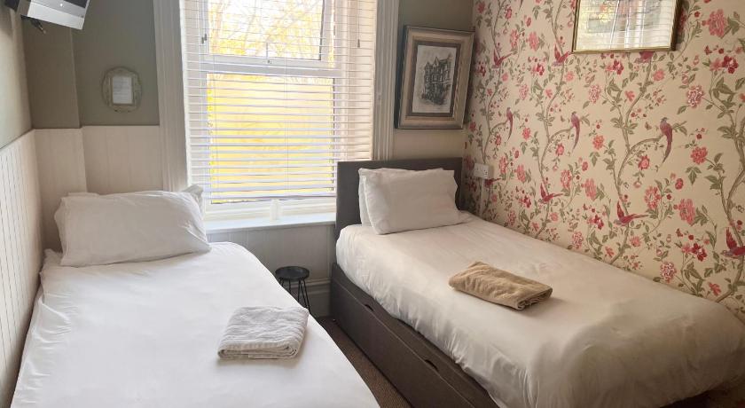Image of Twin Room with Bathroom 9
