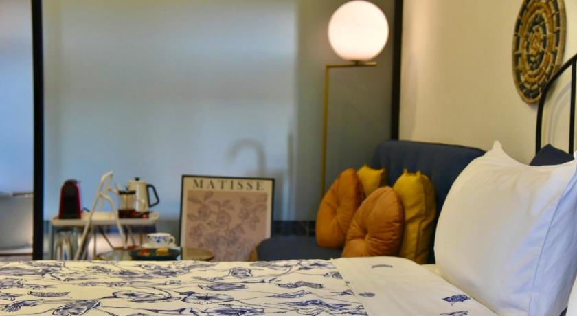 a bedroom with a bed, a desk, and a lamp, Noir B&B in Yilan