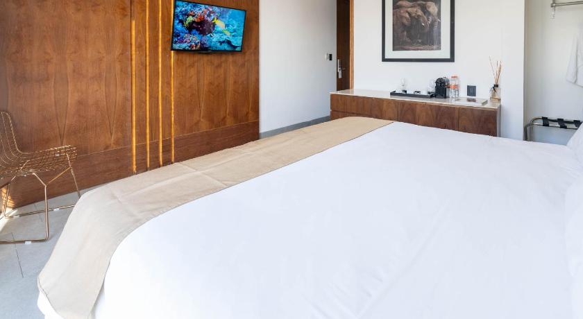 Image of Deluxe King Room 7