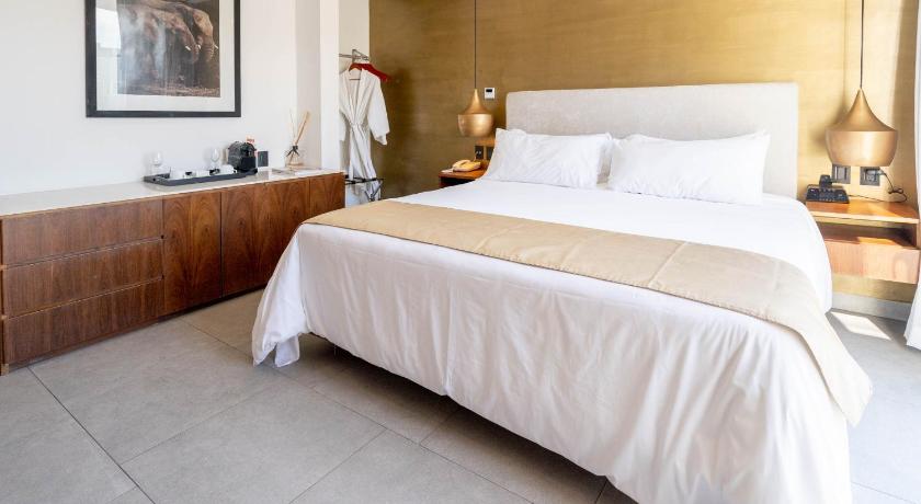 Image of Deluxe King Room 3