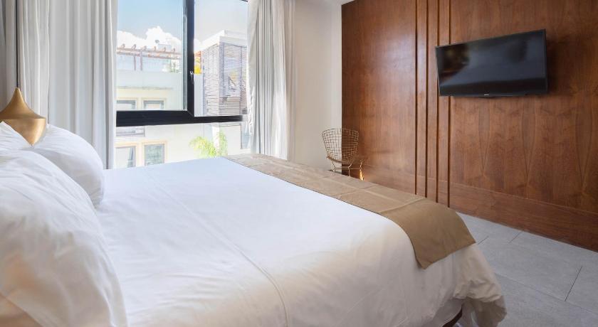Image of Deluxe King Room 1