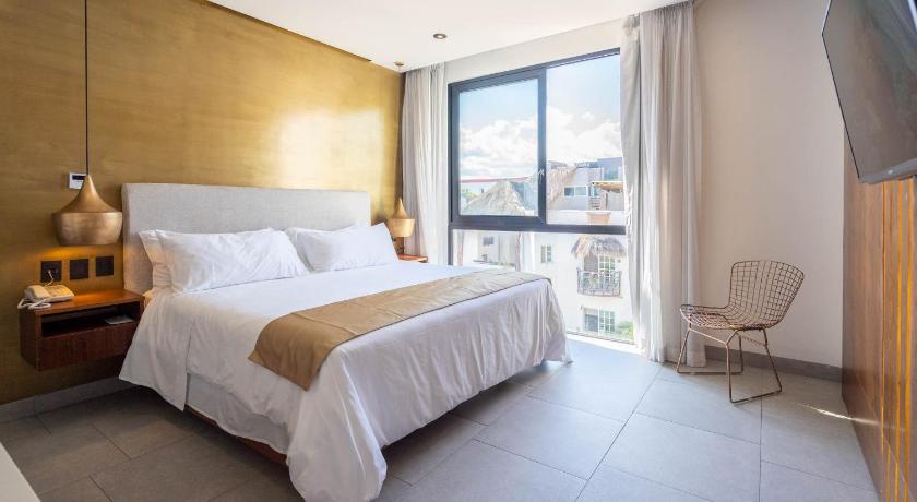Image of Deluxe King Room 0