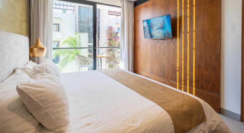 Image of King Room with Balcony 4