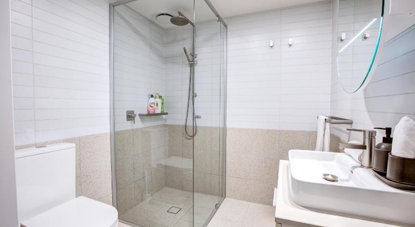 The Hamptons - Lux 2 Bed 2 Bath, Pool - Central Location photo