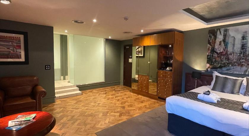 Image of Junior Suite Double or Twin Room 17