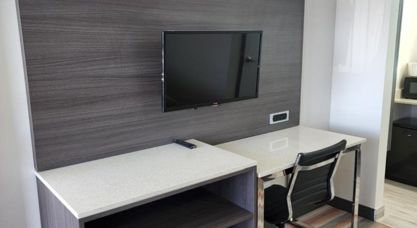 Travelodge by Wyndham Fullerton Near Anaheim photo