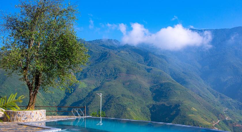 Son La Ta Xua Ecolodge 4-Star Hotel lobby