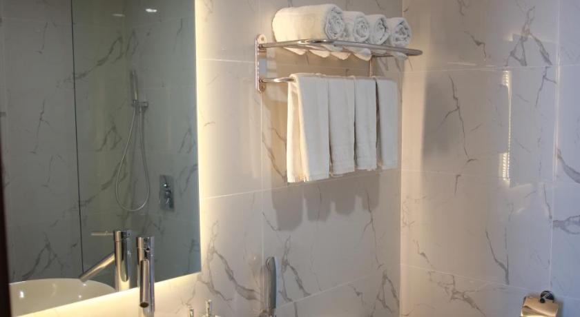Image of Grand Deluxe River View King Room 8