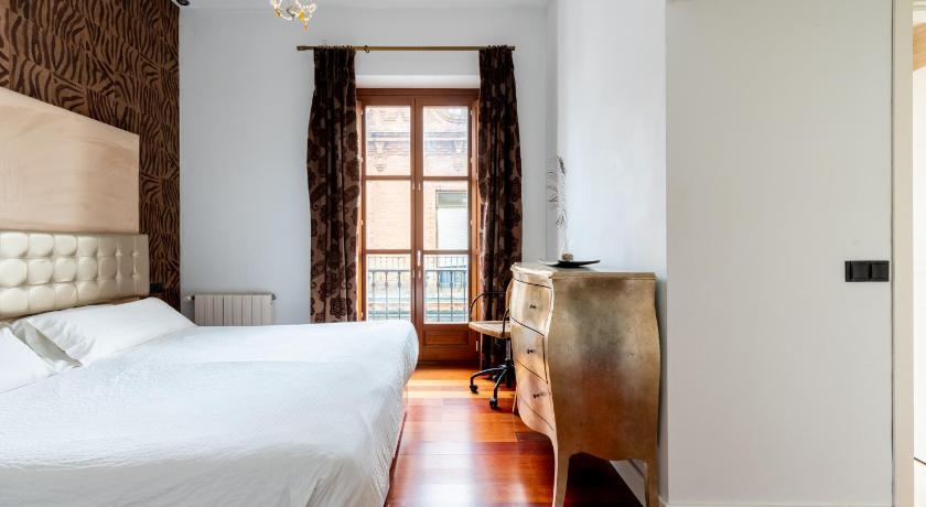 Cathedral Apartment, upper floor apartment photo