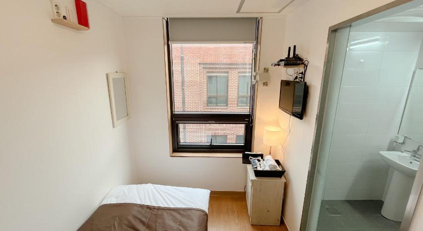 Seoul K9 Hotel Myeongdong  2-Star Hotel room