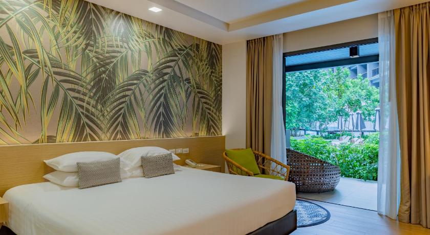 Image of Deluxe Pool View Room 12