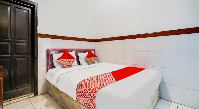 a hotel room with a bed and a dresser, OYO 2157 Pondok Gembyang Ciwidey in Bandung