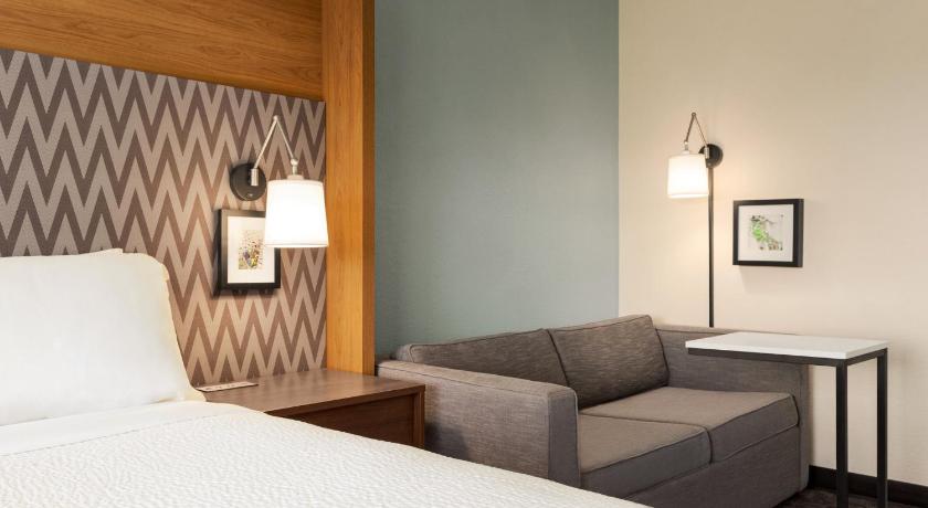 Image of 1 King Bed with Sofabed 3