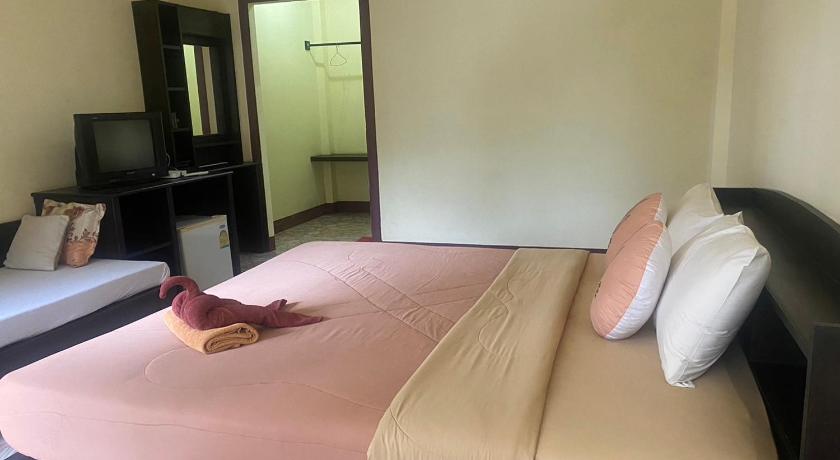 Bed, Lanta Darawadee Resort in Koh Lanta